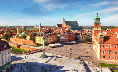Fototapeta premium Panoramiczny widok na Warszawę w letni dzień w Polsce
