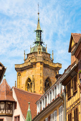 Fototapeta premium Blick auf die Kathedrale und alte Fachwerkhäuser mit bunten Fensterläden in der schönen alten französischen Stadt Colmar im Elsass.