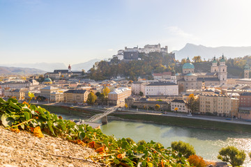 Fototapeta na wymiar Festung Hohensalzburg im Herbst, Salzburg, Ausblick vom Kapuzinerberg