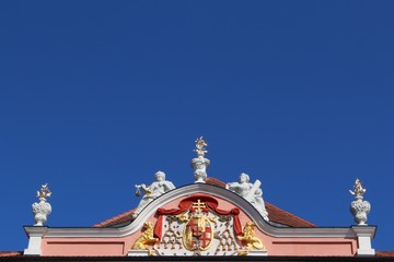 Fototapeta premium Sculptures decorating the top of a historic residential baroque palace