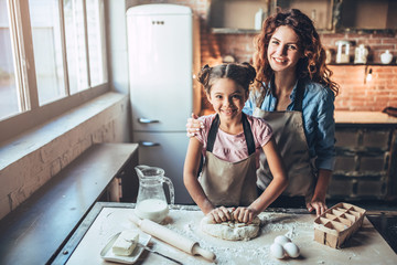 Fototapeta na wymiar Mom with daughter on kitchen.