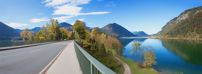 Sylvensteinbrücke mit Blick auf den Speichersee im Herbst