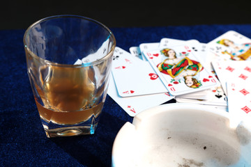 Kartenspiel und Whiskeyglas