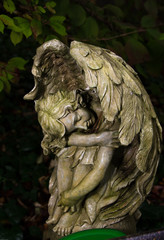 Schöner Engel am Abend auf dem Friedhof 