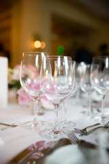 Gläser und Besteck im restaurant