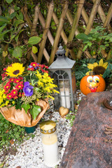 Grabschmuck und Grablampe 