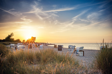 Strand mit Strandkörben in Heiligenhafen im Sonnenuntergang