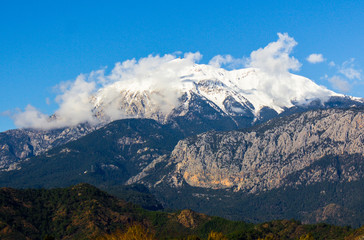 Fototapeta premium Karlı ve bulutlu dağ