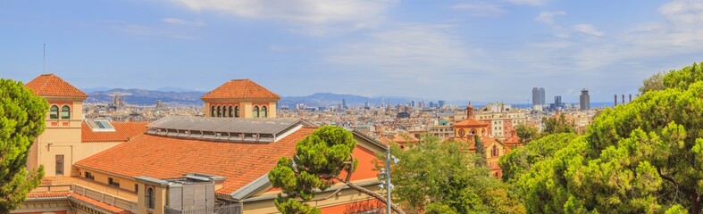 Großes Panorama von Barcelona vom Berg Montjuïc mit Blick auf den Hafen und die Sagreda Familia