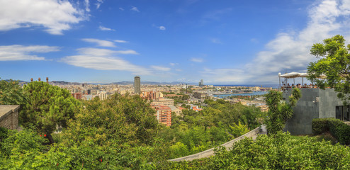 Fototapeta na wymiar Großes Panorama von Barcelona vom Berg Montjuïc mit Blick auf den Hafen und die Sagreda Familia