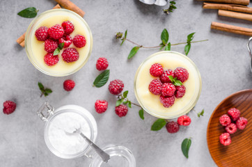 Vannila berries pudding