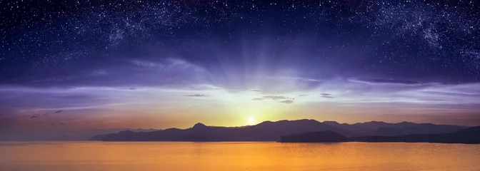 Zelfklevend Fotobehang Zonsondergang aan zee De zonsopgang met sterrenhemel boven de Krim