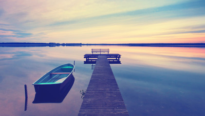 Obraz premium Lichtstreif am Horizont im Herbst