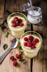 Vannila berries pudding