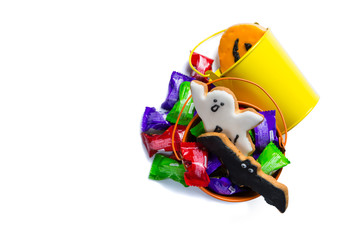 Naklejka premium Halloween concept - basket with candies and ccokies