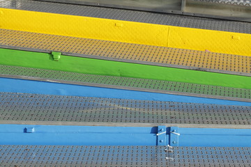 Bunte Metalltreppenstufen aus Riffelblech