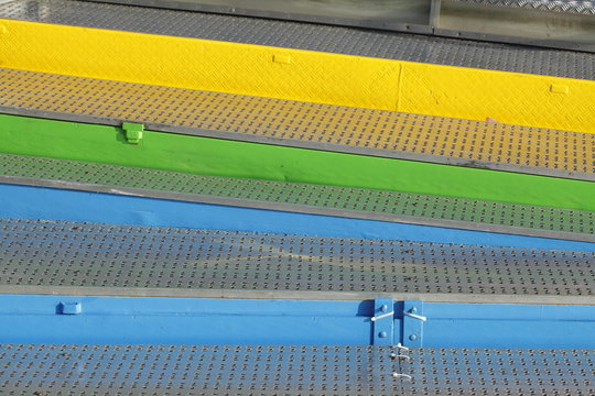 Bunte Metalltreppenstufen aus Riffelblech
