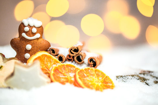 Weihnachtliches Gebäck mit Zimt und Orangen