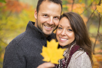 Fototapeta premium Young couple in love in a park on a autumn day