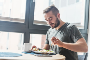 Man eating a healthy breakfast.