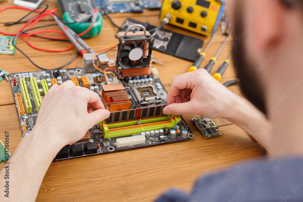 Aufkleber technician upgrade of computer close up
