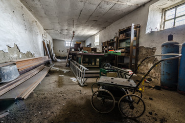 verlassene werkstatt mit wagen