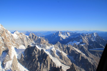 Fototapeta na wymiar Survol du Mont Blanc