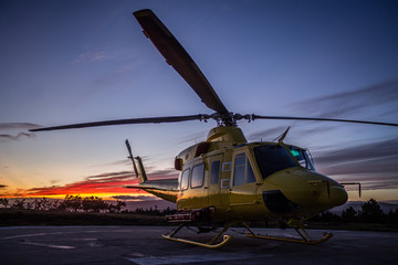 Un hélicoptère au coucher du soleil