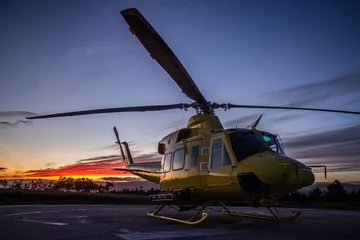 Photo sur Plexiglas hélicoptère Un hélicoptère au coucher du soleil