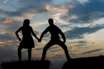 Парень держит девушку на руках. Силулуэт