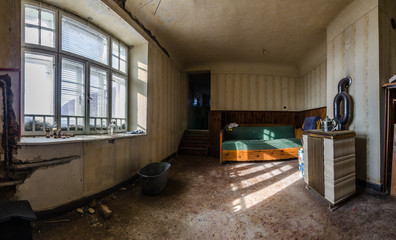 verlassenes zimmer panorama