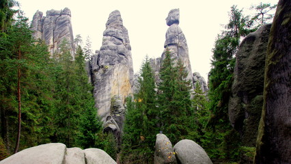 Starosta i Starościna w Skalnym Mieście w Adelsbachu - ludzkie sylwetki w skalnych formacjach