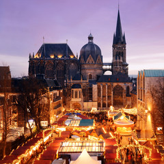 Fototapeta na wymiar Weihnachtsmarkt in Aachen mit Aachener Dom 