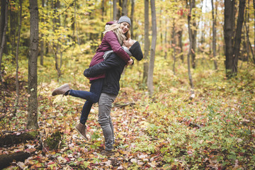 Fototapeta premium Young couple in love in a park on a autumn day