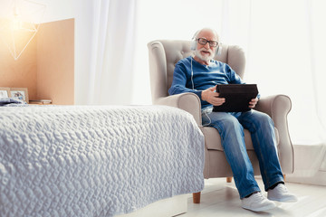 Obraz premium Attentive retirement looking straight at camera