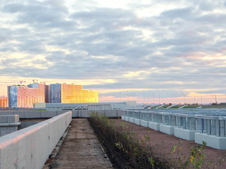 Obraz premium embankments, canals, urban blocks in the evening on the coast