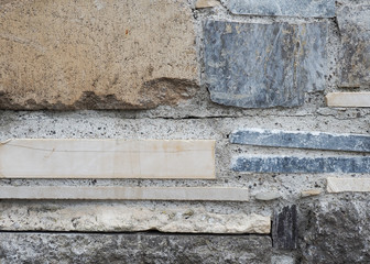 Natursteinmauer aus verschiedenen Steinen