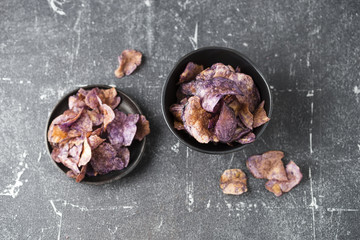 Chips aus violetten Kartoffeln