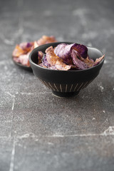Chips aus violetten Kartoffeln