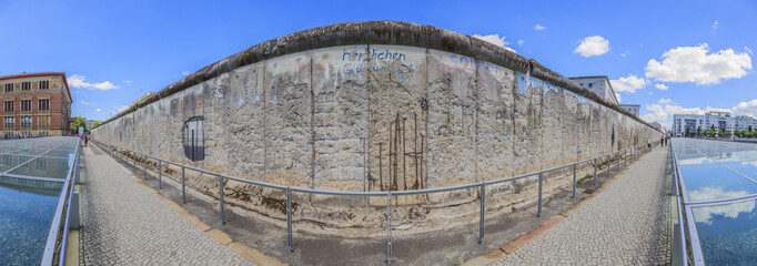 Panoramaaufnahme der Gedenkstätte Berliner Mauer mit Graffiti herzlichen Glückwünsch aufgenommen...