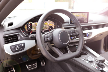 modernes Auto Cockpit mit Navi Display