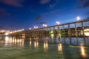 Obraz premium Famous wooden mon bridge in sangkhlaburi at twilight
