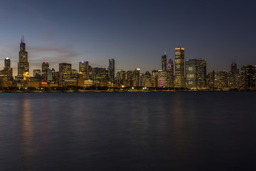 Fototapeta na wymiar Chicago skyline in the evening with calm water