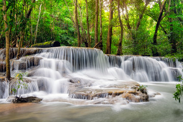 Obraz premium Beautiful Huay Mae Khamin waterfall in tropical rainforest at Srinakarin national park