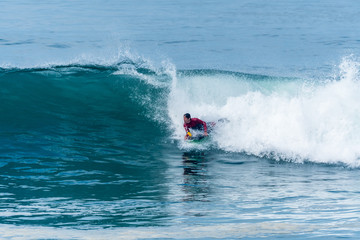 Obraz premium Bodyboarder surfing ocean wave