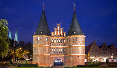 Fototapeta na wymiar Holstentor Lübeck am Abend