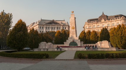Obraz premium city park of Budapest, Liberty square. autumn beauty park in Budapest