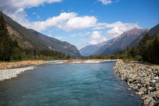 Красивая горная река с голубой водой, солнечный день, дикая природа Северного Кавказа