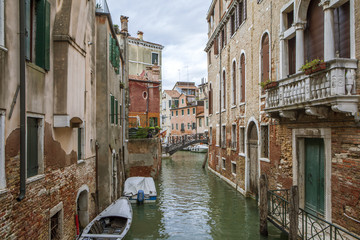 Fototapeta na wymiar Вид на старые фасады домов лодки и канал. Венеция. Италия