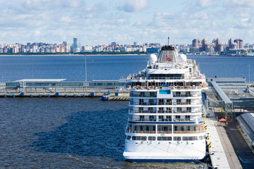 Kreuzfahrtschiff im Hafen von St. Petersburg / Russland